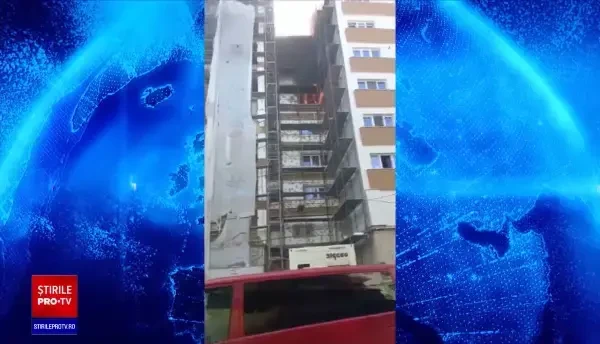 Incendiu la un apartament din Alba Iulia. Salvatorii au evacuat locatarii şi i-au protejat cu măşti speciale