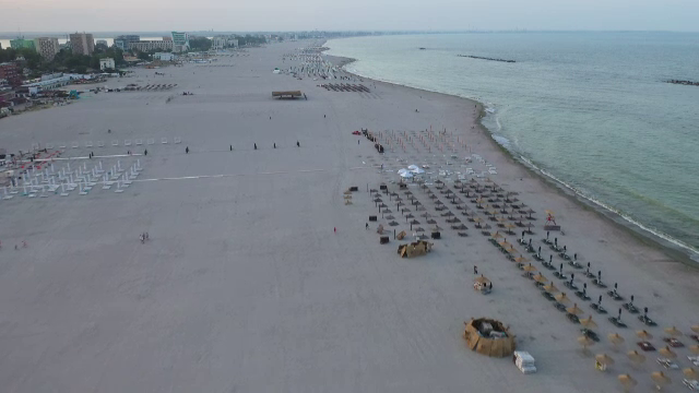 Fără şezlonguri în buza mării. Ce riscă administratorii de plaje care nu respectă decizia autorităților