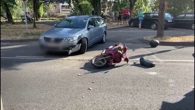 Accident în Oradea. Un bătrân s-a izbit cu mopedul de o mașină