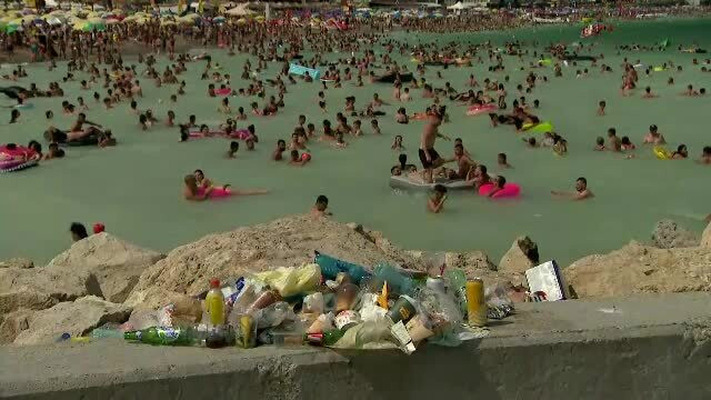 Plaja din Costinești, îngropată în munți de gunoaie. Se strâng 5 tone în fiecare noapte