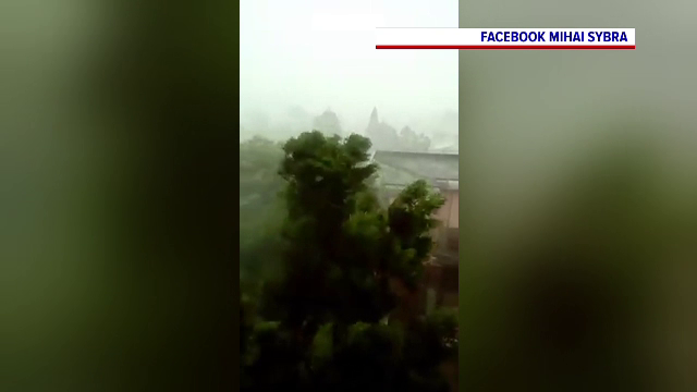 Furtunile au făcut ravagii în țară. 30 de copaci au fost doborâți în numai 10 minute, iar un bărbat a fost lovit de trăsnet