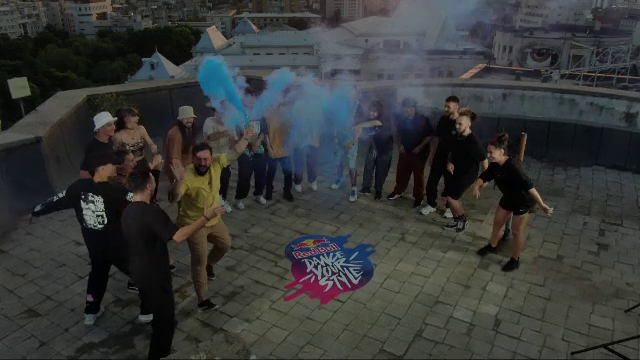 Imagini spectaculoase surprinse în București. Cei mai buni dansatori din țară au făcut spectacol pe terasa unui bloc