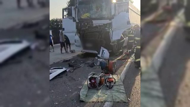 Accident grav de circulație în județul Dâmbovița. Un camion s-a izbit violent de un alt autotren