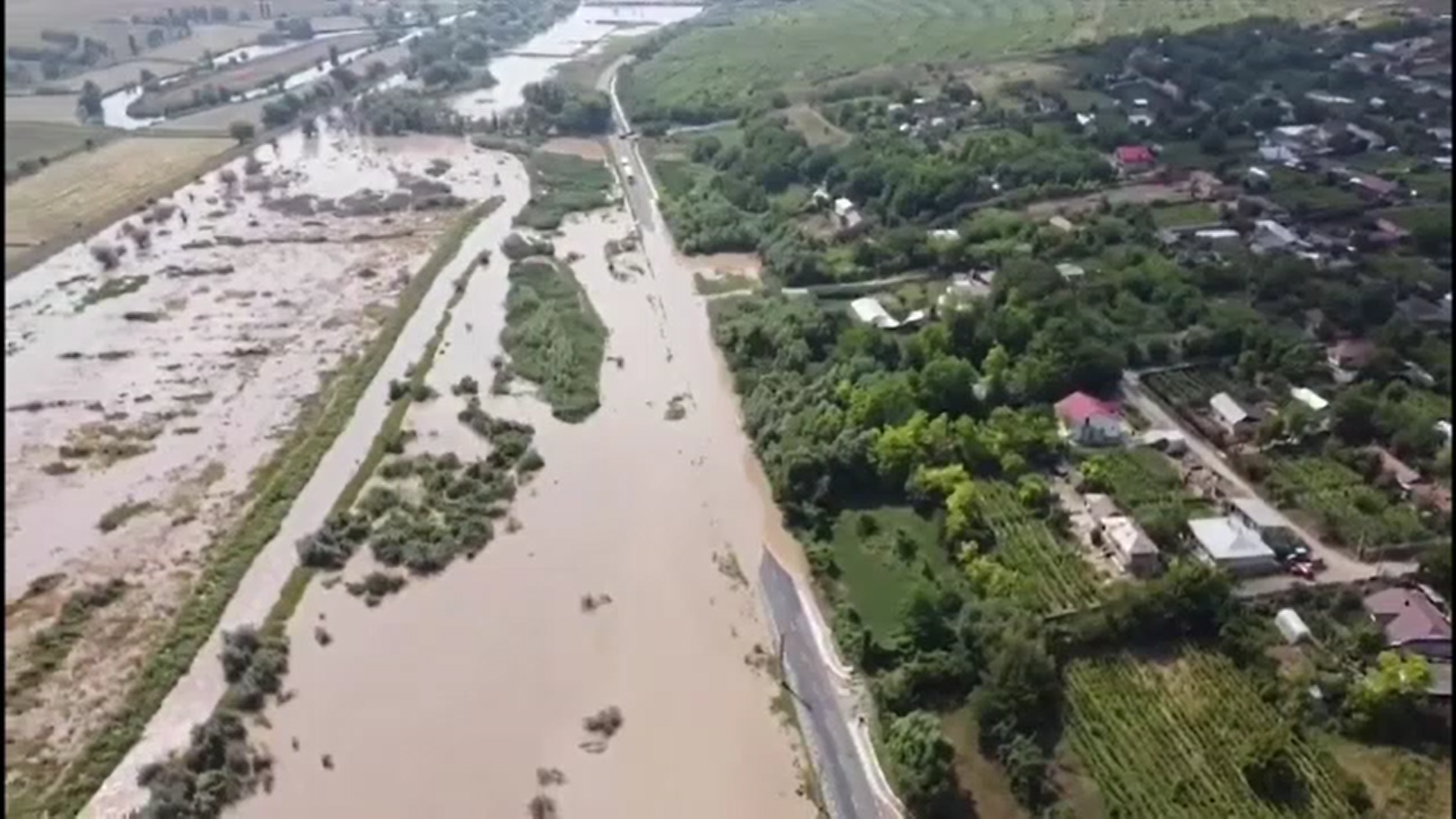 Arşiţa a fost înlocuită de vremea rea în mai multe judeţe. Mai multe localități au rămas fără curent electric