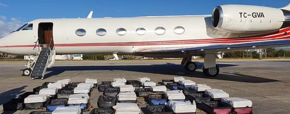1,3 tone de cocaină, descoperite la bordul unui avion chiar înainte de a decola. VIDEO