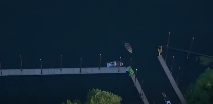 O femeie care mergea cu caiacul pe un râu a fost lovită de un avion