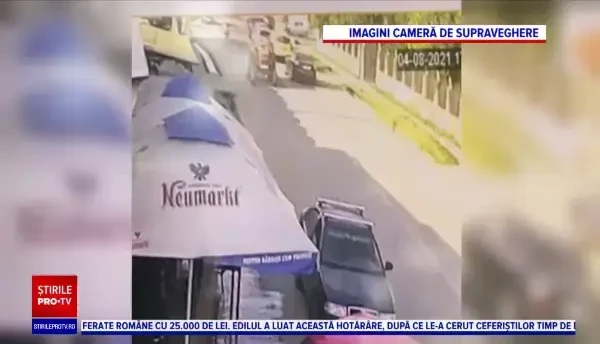 Un bărbat și fiica lui, spulberați de un tractor în timp ce se aflau pe scuter. Șoferul a fugit de la locul accidentului