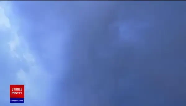 Arşiţa a fost înlocuită de vremea rea în mai multe judeţe. Mai multe localități au rămas fără curent electric