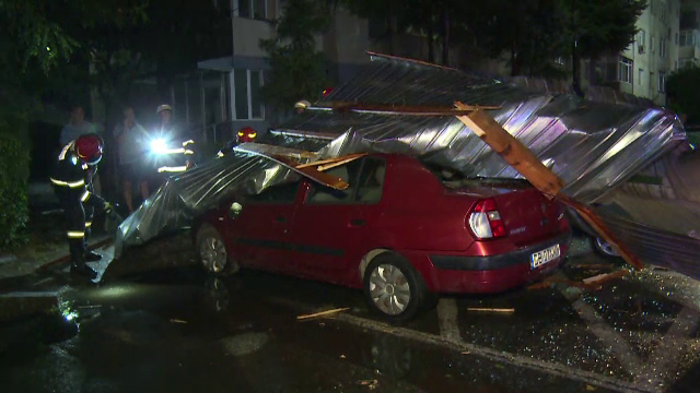 Furtunile au făcut prăpăd în țară. Șoselele au fost blocate şi copacii s-au frânt peste maşini