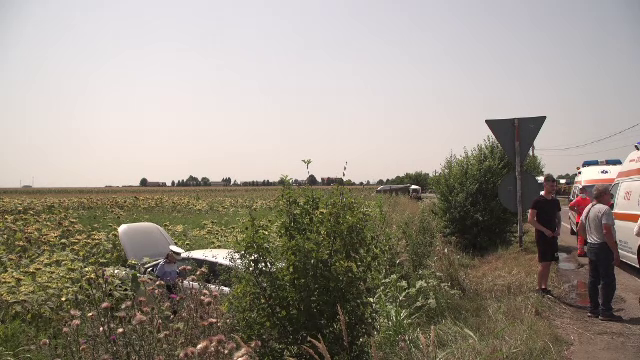 Accident neobișnuit. O manevră a unui șofer de 73 de ani a trimis direct în câmp o mașină