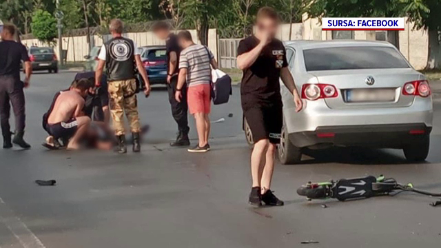ANIMAȚIE GRAFICĂ. Momentul în care tânărul cu trotinetă cade în fața unei mașini în urma unui conflict cu un motociclist
