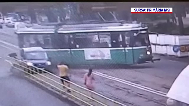 Un șofer care a vrut să întoarcă prin refugiu a intrat într-un tramvai, care a deraiat și a lovit o altă mașină, în Iași