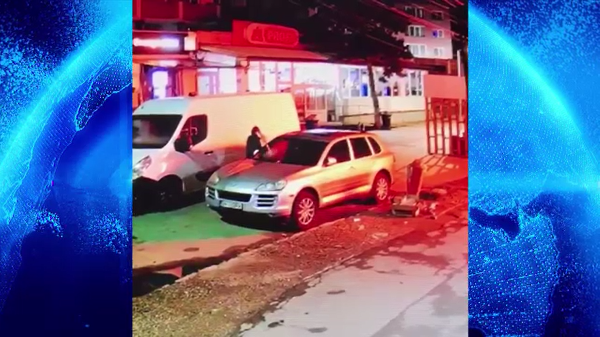 Un individ a fost filmat în timp ce incendia o mașină în centrul oraşului Beclean