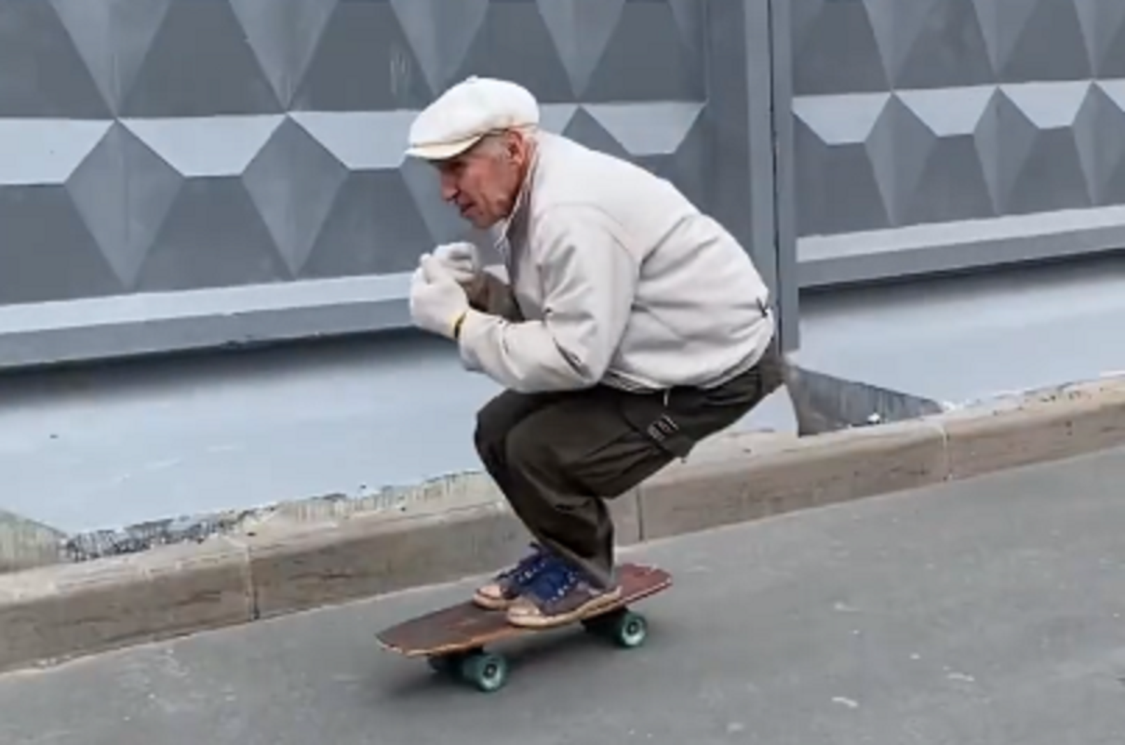 Un pensionar care merge cu skateboardul prin Sankt Petersburg a devenit senzaţie pe internet