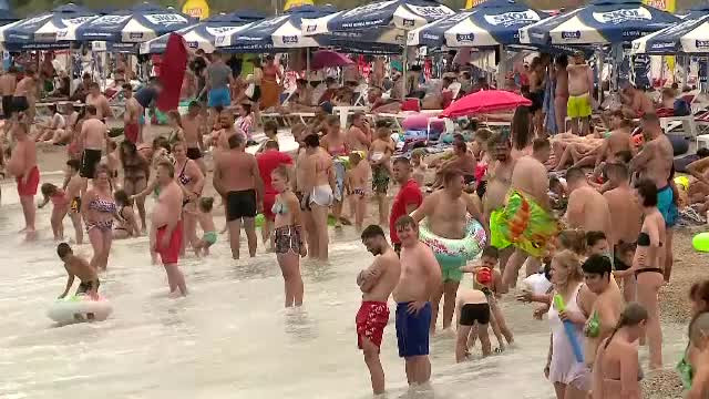 Încă un weekend extrem de aglomerat și cu tarife consistente pe litoral: „Au crescut preţurile la şezlonguri, pe bogăţie”