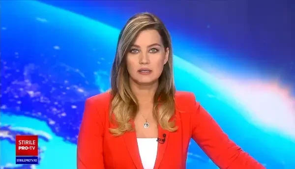 Urmărire ca în filme în SUA. Un șofer cu poliția pe urme a intrat într-o intersecție, a agățat un stâlp și s-a răsturnat