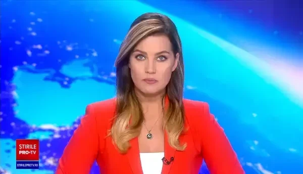 ANIMAȚIE GRAFICĂ. Momentul în care tânărul cu trotinetă cade în fața unei mașini în urma unui conflict cu un motociclist