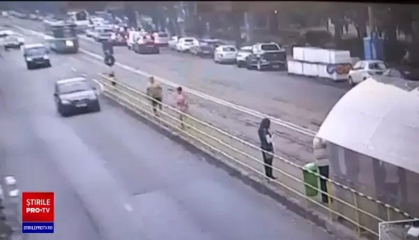 Un șofer care a vrut să întoarcă prin refugiu a intrat într-un tramvai, care a deraiat și a lovit o altă mașină, în Iași