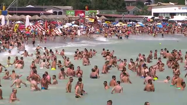Toată România s-a mutat la mare. Oamenii au stat și câte șapte pe un prosop. GALERIE FOTO