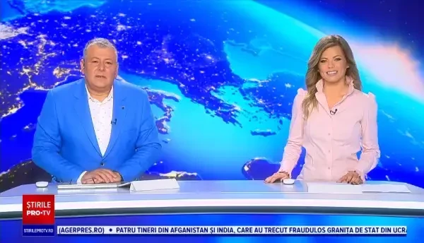 Patru pui de pinguin de la acvariul din Chicago s-au bucurat de prima lor bălăceală