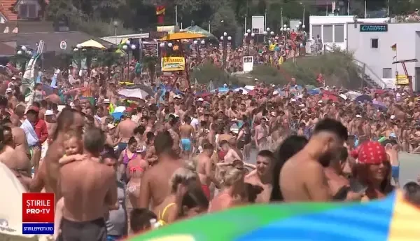 Toată România s-a mutat la mare. Oamenii au stat și câte șapte pe un prosop. GALERIE FOTO
