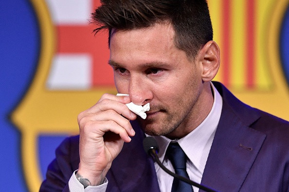 1 milion de dolari pentru batista cu care Messi și-a șters lacrimile la conferința de adio