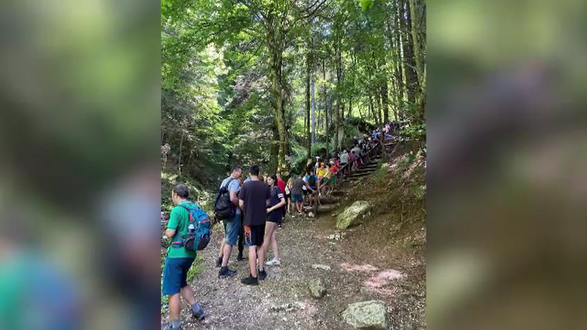 Cozi interminabile la munte. Turiștii au așteptat și două ore ca să poată admira cascadele