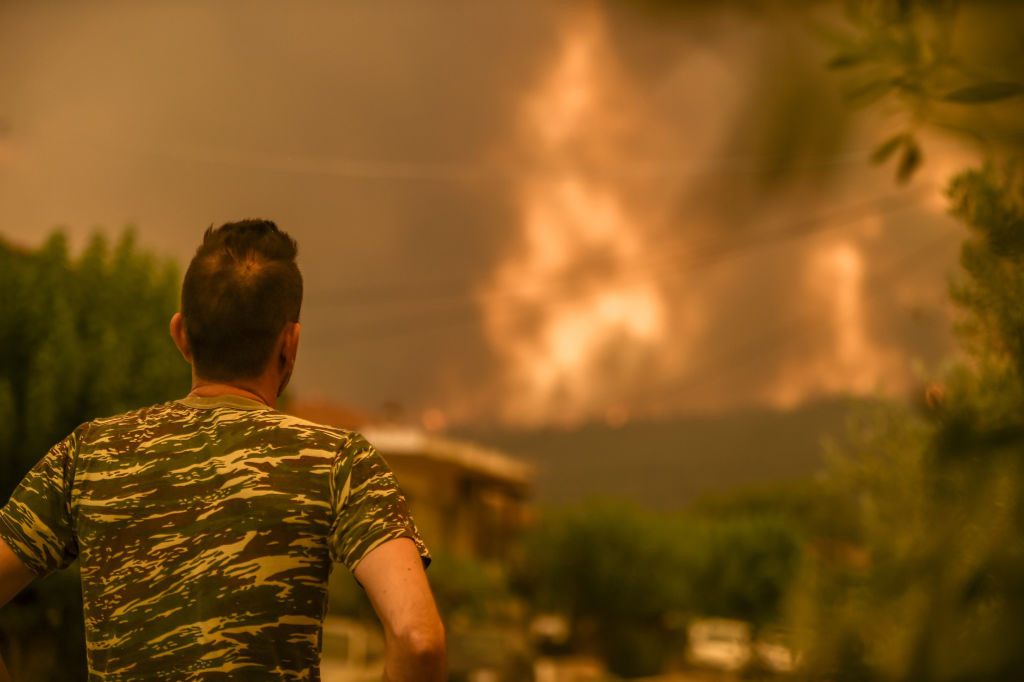 Arde aerul, arde pădurea şi pare că arde Grecia toată. Oamenii disperaţi simt că trăiesc o catastrofă biblică