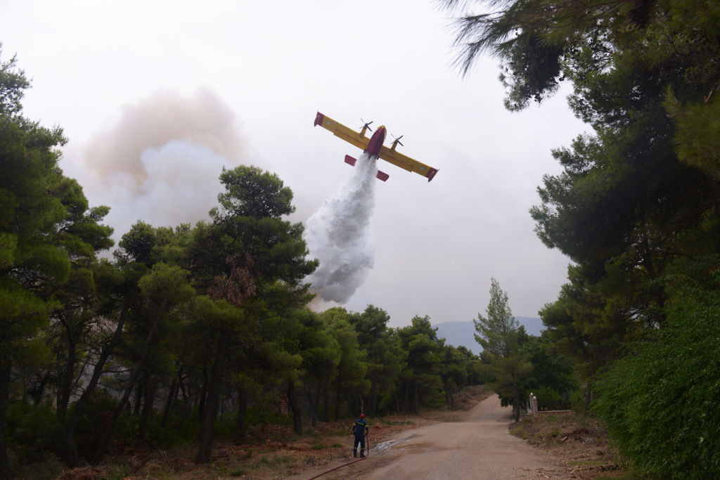 Un avion pentru stingerea incendiilor s-a prăbuşit în Grecia