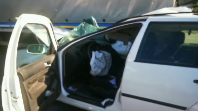 O șoferiță și-a distrus mașina după ce a lovit violent o autoutilitară. De ce nu a văzut vehiculul din fața ei