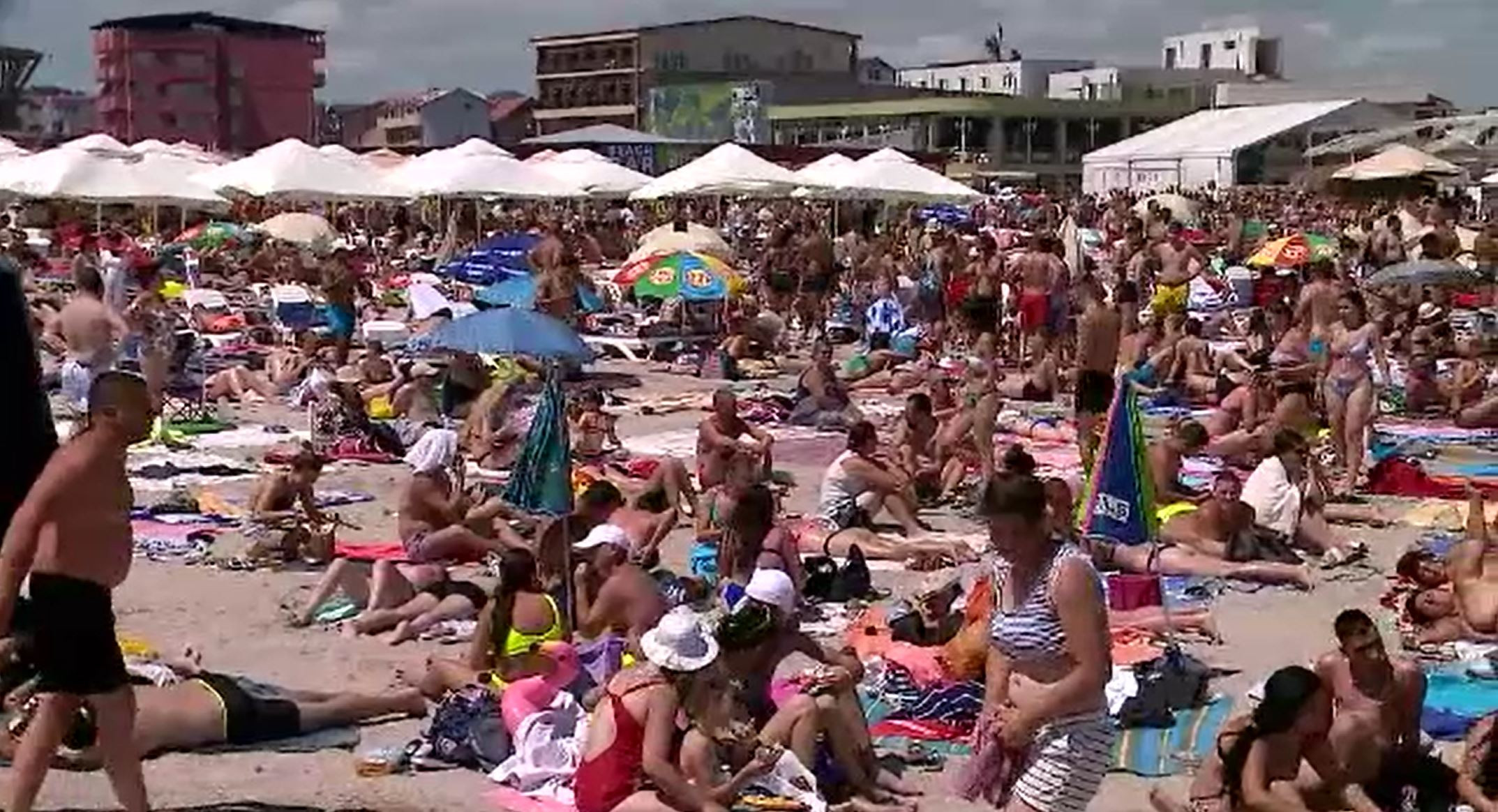 Costineşti, tărâmul cazărilor neautorizate. Comercianții nu oferă bonuri, iar autoritățile par că nu vor să intervină