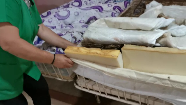 Sute de bătrâni aflați în centre de îngrijire ale statului stau în condiții mizerabile. „De la distanță mirosea a urină”