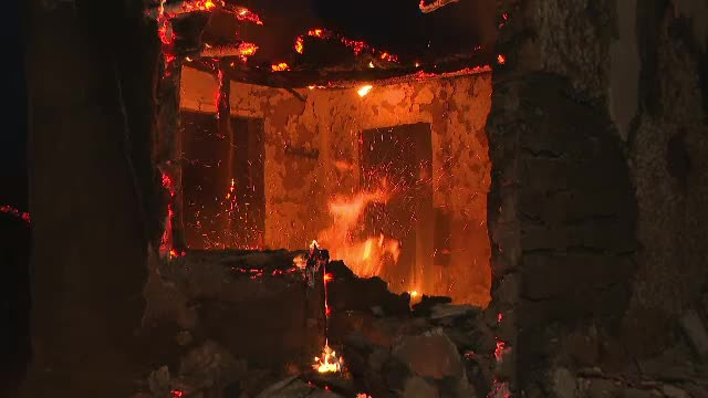 Incendiu de proporții în Devesel. Zeci de gospodării au luat foc: ”E un haos, altceva nu e”