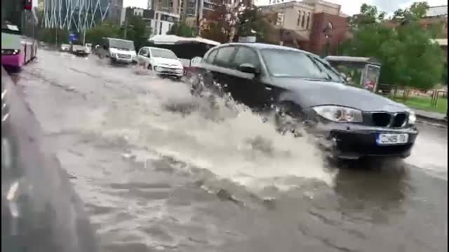 S-au rupt norii în Cluj-Napoca. În mai puțin de 20 de minute, toate străzile au fost inundate