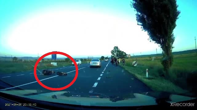 Un motociclist a fost lovit atât de tare de o mașină, încât vehiculul s-a rupt în două