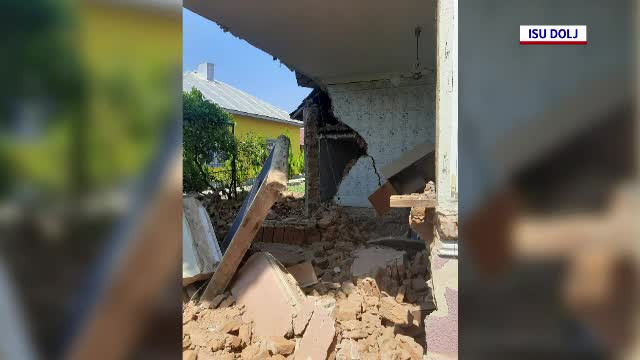 Doi muncitori din Dolj au fost îngropaţi în pământ după ce zidul unei case s-a prăbușit