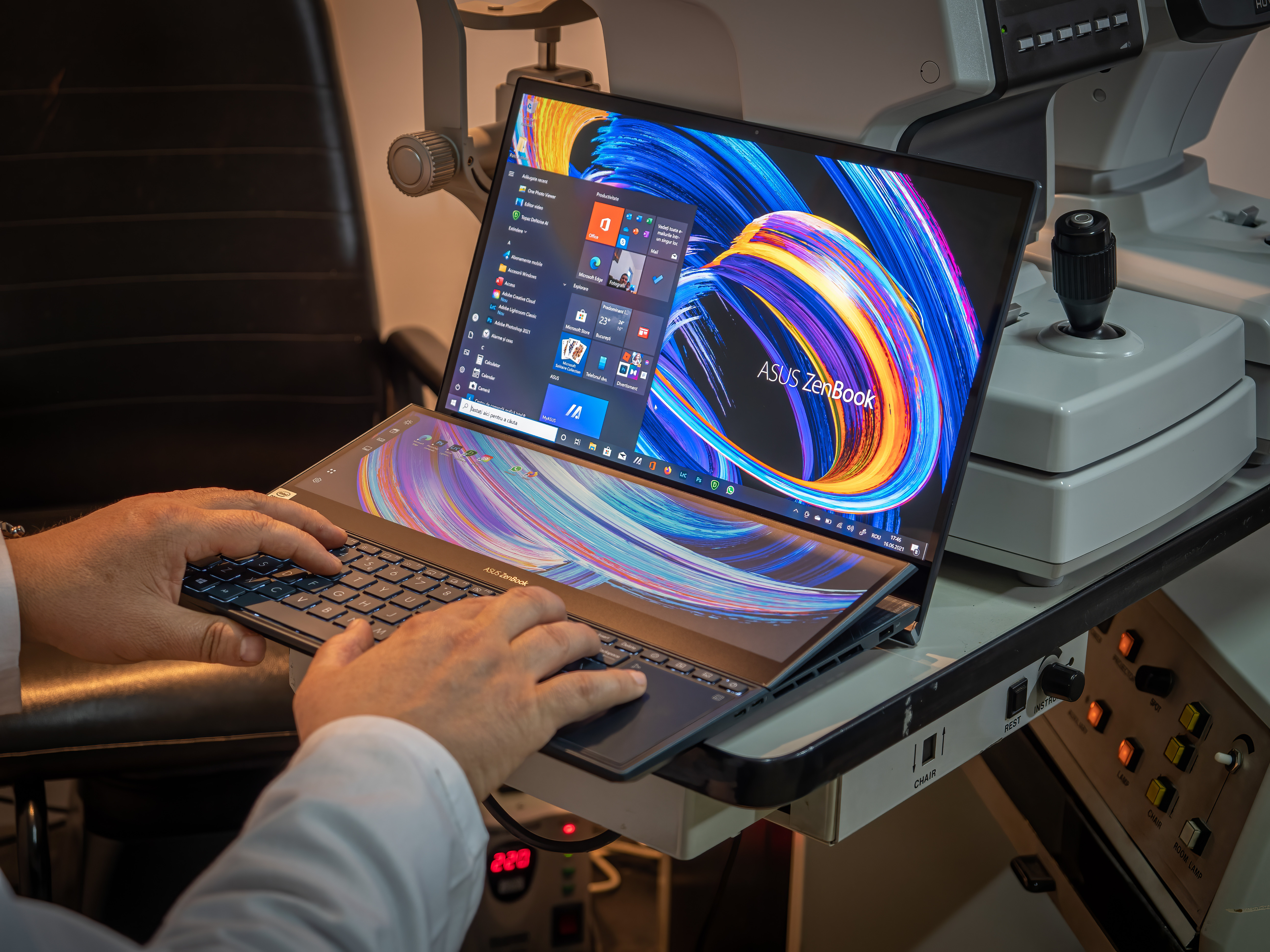 (P) Dormi liniștit folosind un laptop ASUS ZenBook cu ecran OLED