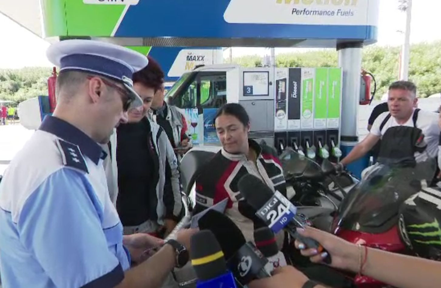 Polițiștii au instalat un pat de spital pe Autostrada Soarelui. ”Bucurați-vă de condus! Acesta este mesajul”