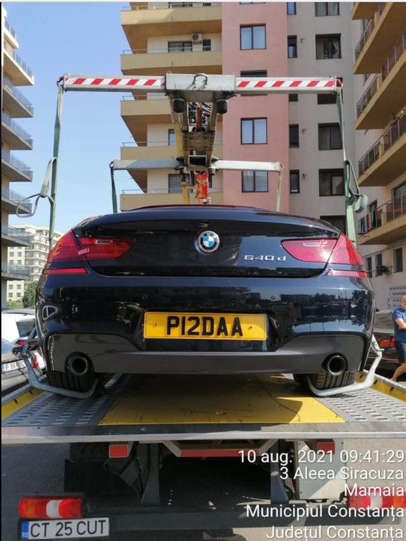 I-au ridicat BMW-ul pentru că bloca strada în Mamaia, apoi l-au amendat și pentru număr. Ce scria pe plăcuță VIDEO