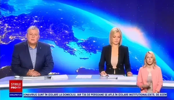 Un motociclist a fost lovit atât de tare de o mașină, încât vehiculul s-a rupt în două