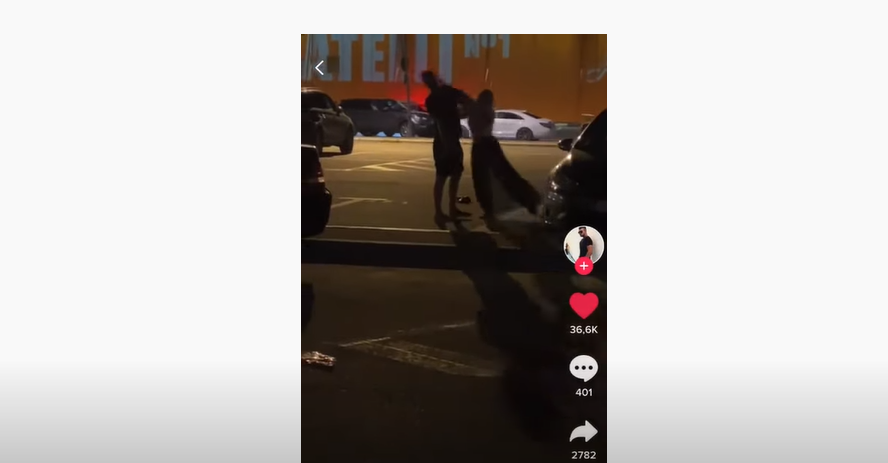 O tânără s-a închinat, apoi a început să-și bată iubitul, în fața unui club din Mamaia. VIDEO