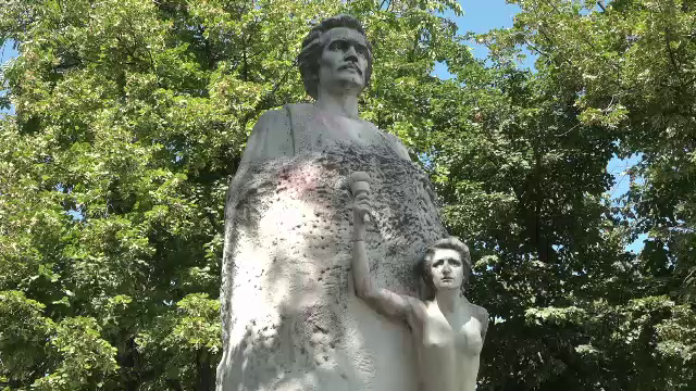 Cea mai veche statuie a lui Mihai Eminescu, spălată cu detergent de rufe, după ce a fost pătată cu vopsea