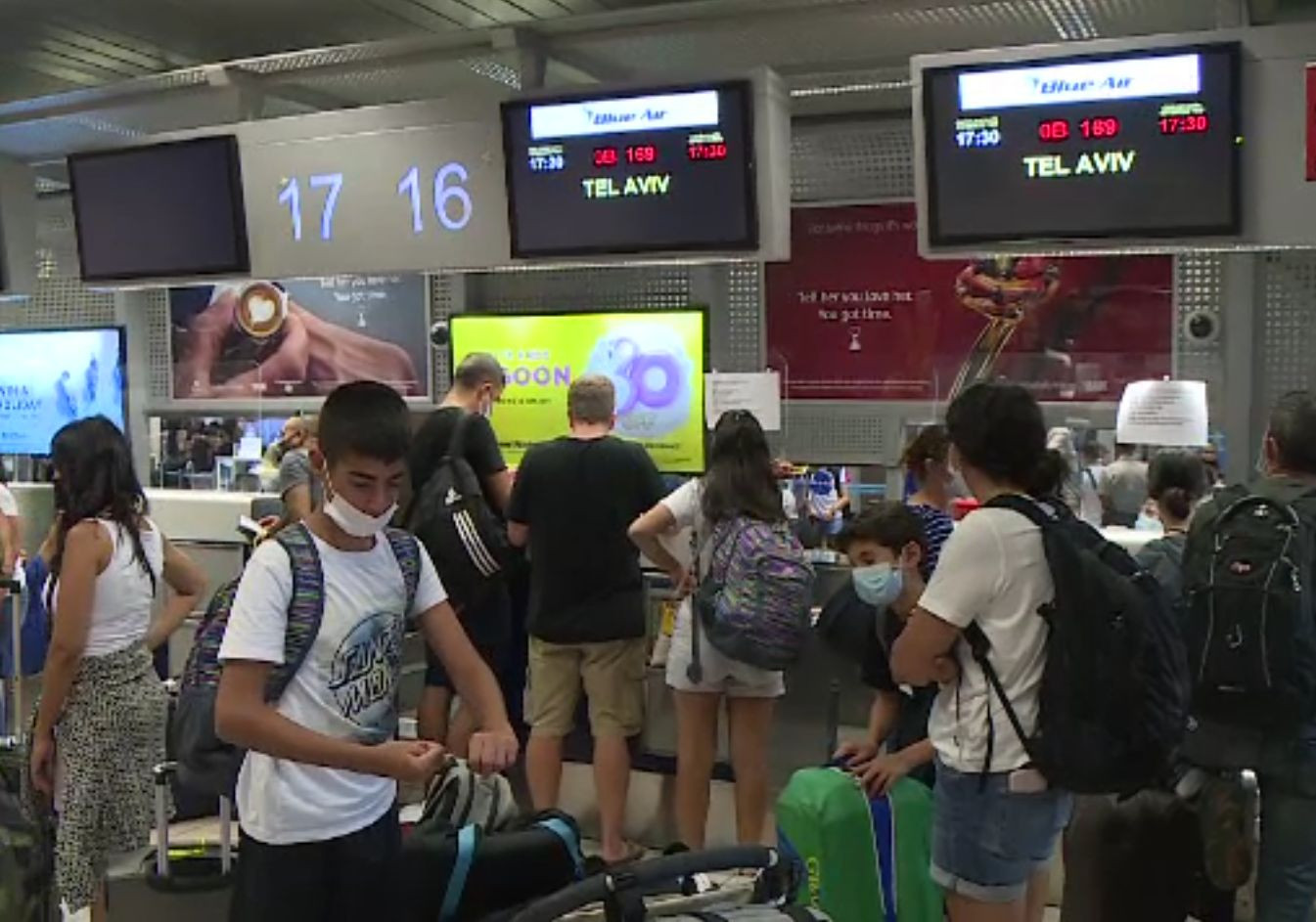 Câți pasageri pierd cursele pentru că nu au formularele COVID bine completate. Sunt 10.000 care trec prin Otopeni zilnic