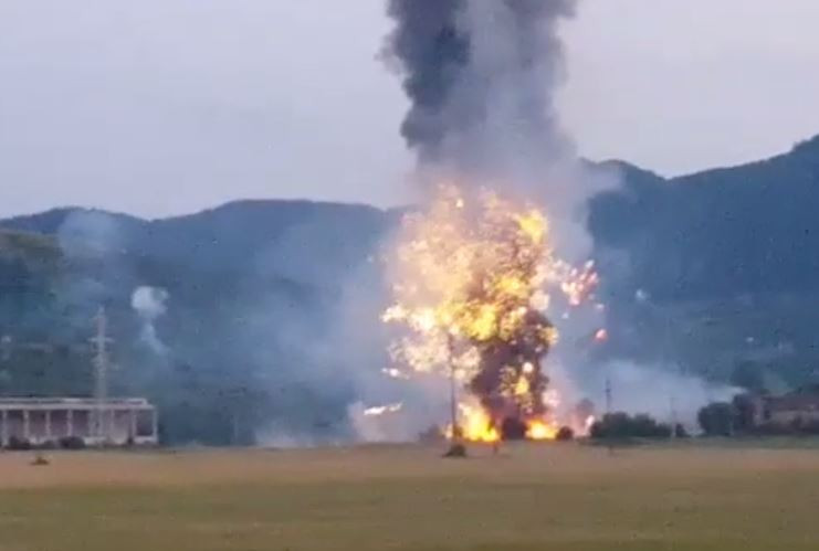 VIDEO. Explozie la un depozit de artificii din incinta Uzinei Mecanice Tohan. O persoană a murit
