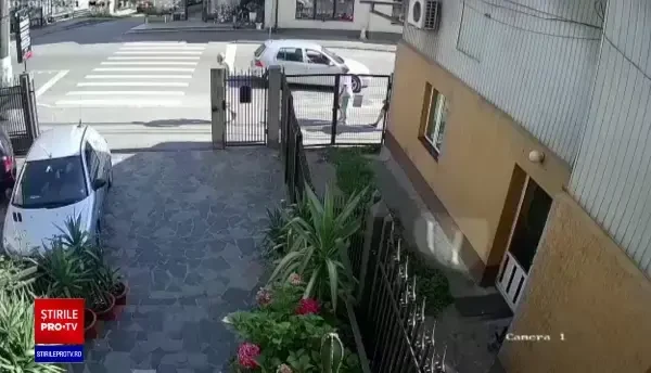 VIDEO. Mamă și fiu, loviți pe trecerea de pietoni la Borșa. Șoferița de 54 de ani este începătoare