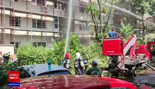 Incendiu foarte grav în București. Întreaga fațadă a unui bloc arde