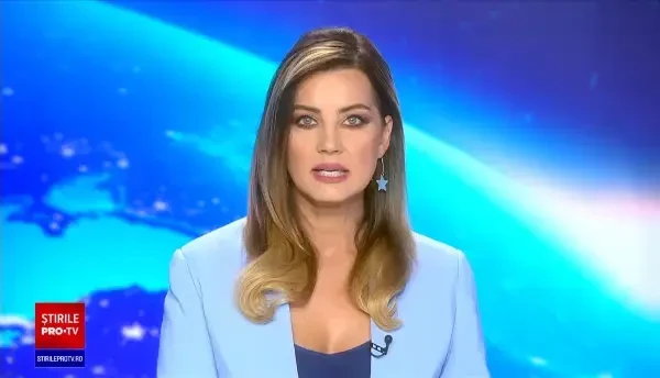 Incendiu puternic la un garaj din Botoșani. Cinci microbuze au luat foc. VIDEO