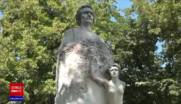 Cea mai veche statuie a lui Mihai Eminescu, spălată cu detergent de rufe, după ce a fost pătată cu vopsea