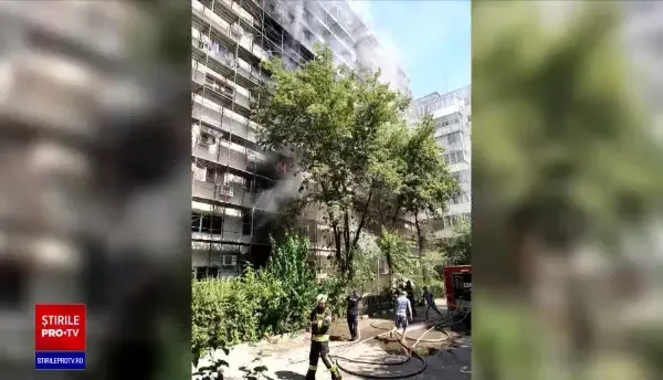 Alertă în Capitală, după ce fațada unui bloc a fost cuprinsă de flăcări