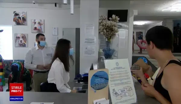 Doar câteva hoteluri de pe litoral primesc și animale de companie. De ce specialiștii nu recomandă să le ducem la mare